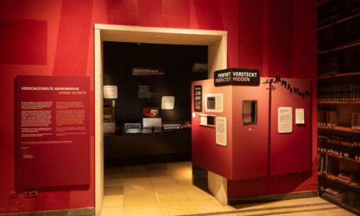 Museum-fuer-kommunikation_Kryptografie_Eingang-Kabinett_Tanja-Elm