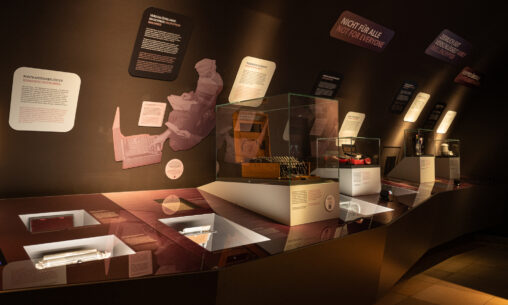 Museum-fuer-kommunikation_Kryptografie_Wandabwicklung-Vitrinen_Tanja-Elm